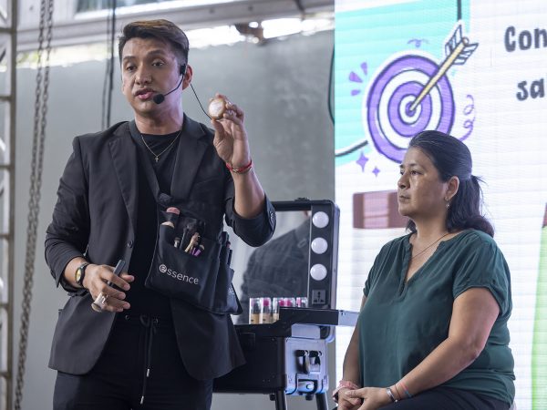 Los talleres impulsan el emprendimiento femenino en Manta, promoviendo independencia económica.