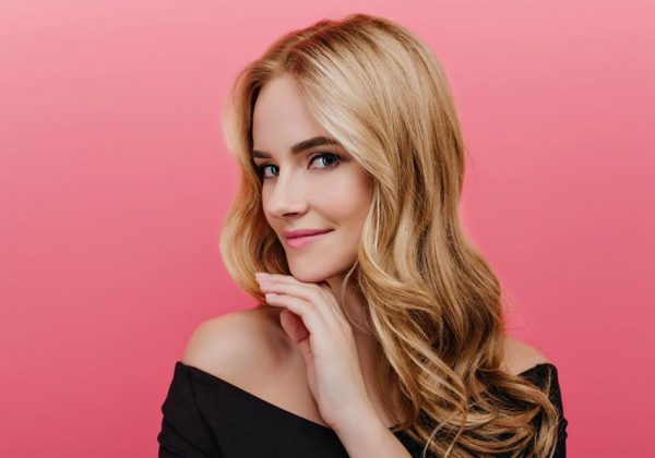 Así puedes evitar el tono naranja en tu cabello rubio tinturado, según experta