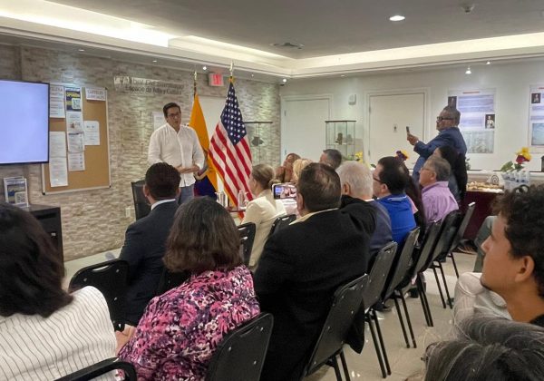 CES conecta con migrantes en Miami para impulsar acceso a la educación superior desde el exterior