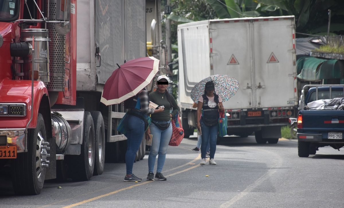 Caos y polémica en Alluriquín militares reemplazan a las famosas vendedoras de melcochas en la vía