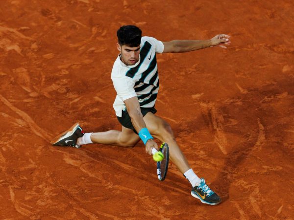 Carlos Alcaraz arrasa a Tommy Paul y avanza a semifinales de Roland Garros