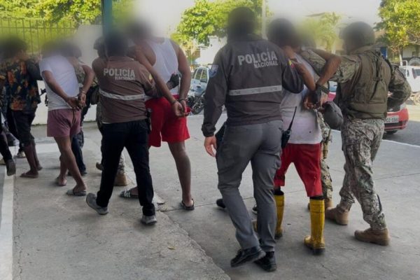 Catorce detenidos en operativo contra grupo criminal “Los Tiguerones” en Esmeraldas
