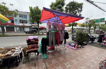 Cerca de 80 comerciantes ocupan vía principal durante celebración de cantonización en Santo Domingo