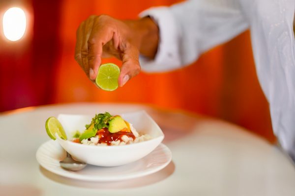 El ceviche de pescado con maní, es uno de los platos típicos de Jipijapa.