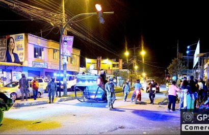 Choque inesperado deja camioneta militar volcada y cinco soldados heridos en Santo Domingo