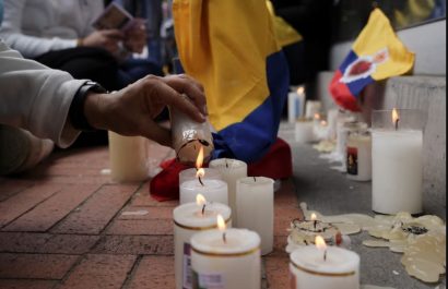 Simpatizantes, amigos y familiares del senador Miguel Uribe llegan hasta la casa de salud para rezar por su recuperación. FOTO: REUTERS.