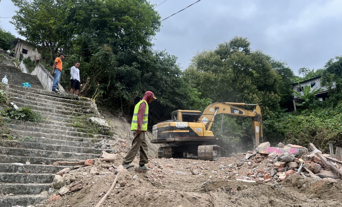 Con maquinaria del Municipio de Portoviejo se demolió las casas afectadas para empezar a construir las obras.
