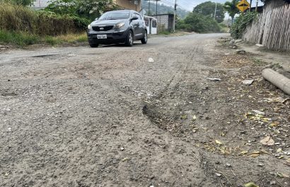 La calle Eliécer Bravo está llena de baches. Los habitantes piden mantenimiento.