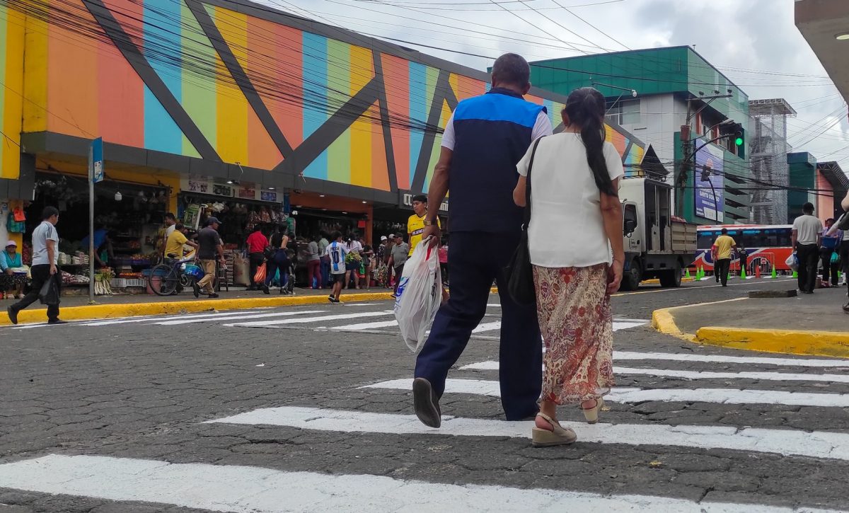 ¿Comerciantes, dueños de sus locales? Nuevo plan municipal genera debate en el sector comercial de Santo Domingo