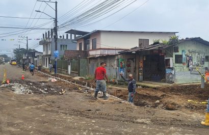 Comunidad y autoridades construyen bordillos para futura pavimentación en San Juan de Río Verde, en Santo Domingo