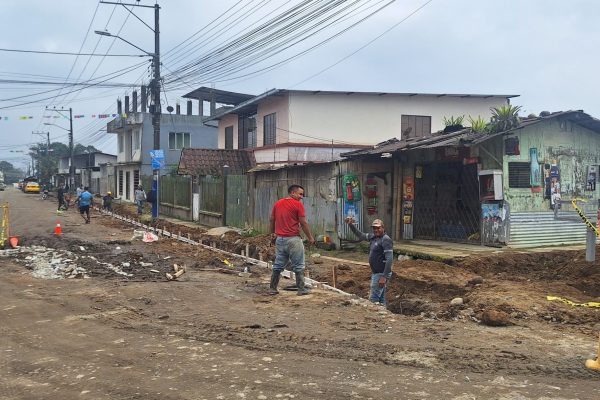 Comunidad y autoridades construyen bordillos para futura pavimentación en San Juan de Río Verde, en Santo Domingo