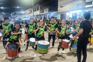Con un colorido desfile Chone abrió sus fiestas de cantonización.