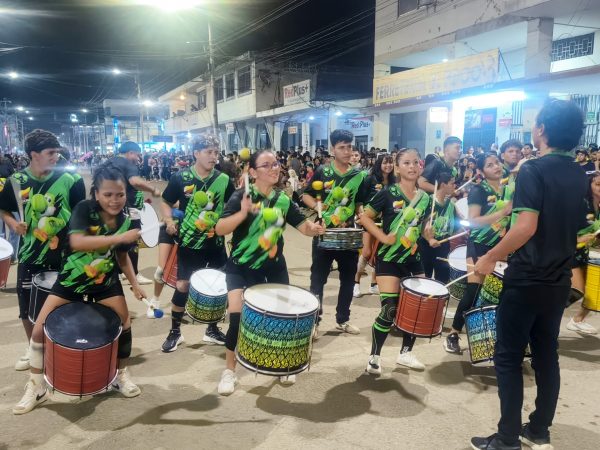 Con un colorido desfile Chone abrió sus fiestas de cantonización.