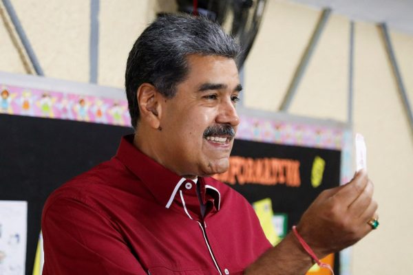 Consejo Nacional Electoral confirma amplia victoria del chavismo en comicios parlamentarios.