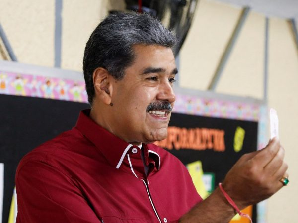 Consejo Nacional Electoral confirma amplia victoria del chavismo en comicios parlamentarios.