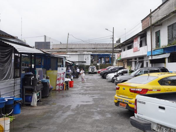 Construcción de edificio de parqueaderos en Santo Domingo genera conflicto con comerciantes