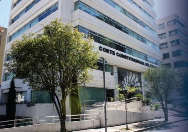 Corte Constitucional de Ecuador suspendió provisionalmente la conversión obligatoria de cooperativas a bancos