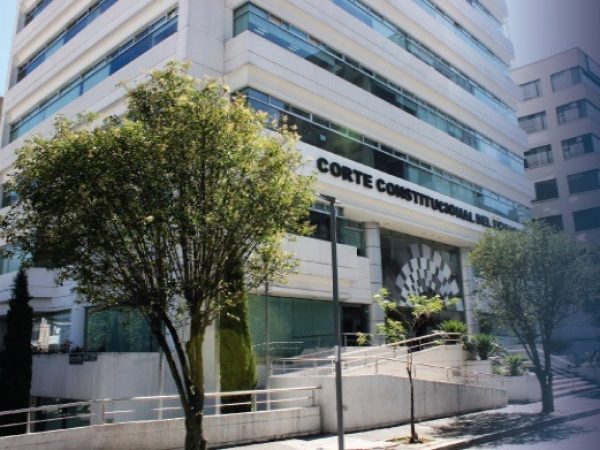 Corte Constitucional de Ecuador suspendió provisionalmente la conversión obligatoria de cooperativas a bancos