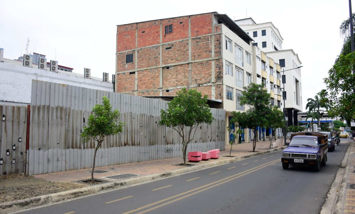 El terreno donde estaba ubicada la  Casa Metalli, queda en la calle Chile entre 10 de Agosto y Córdova.