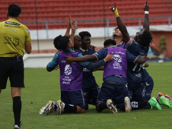 Cuenca Juniors avanza en penales y hace historia.