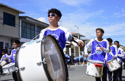 A pesar del fuerte sol, los estudiantes brindaron un espectáculo en el desfile que se realizó en Crucita.