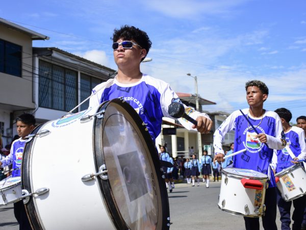 A pesar del fuerte sol, los estudiantes brindaron un espectáculo en el desfile que se realizó en Crucita.