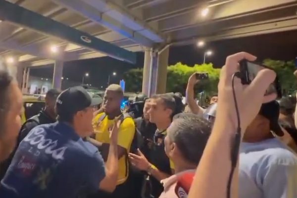 Decenas de hinchas de Barcelona SC, identificados con la barra Sur Oscura, increparon a jugadores y cuerpo técnico del equipo en el aeropuerto de Guayaquil.