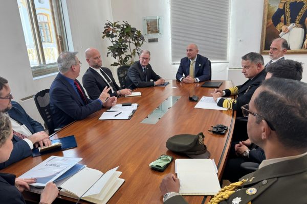 Delegados del Congreso de EE.UU. y el ministro de Defensa de Ecuador se reunieron en Quito