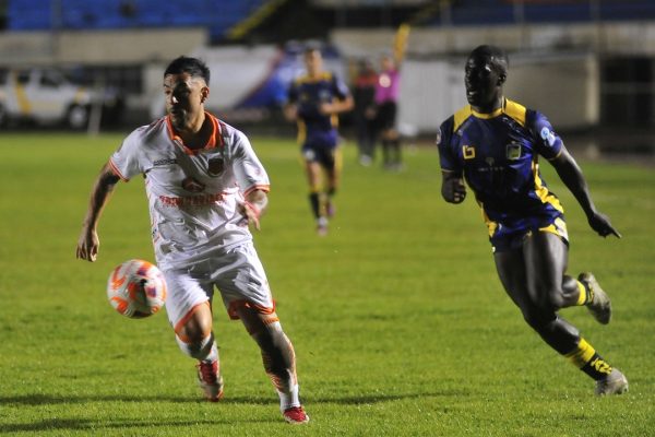 Delfín SC logró una victoria clave al derrotar 1-0 a Libertad en el estadio Reina del Cisne, en Loja.