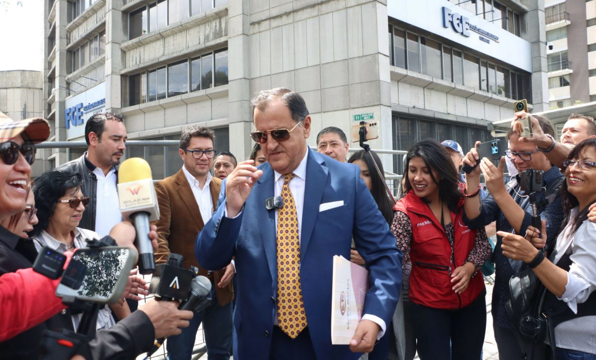 El abogado Carlos Bravo, en representación del movimiento Revolución Ciudadana, presentó una denuncia penal por presunto peculado en la compra de “lapiceros mágicos” en las elecciones presidenciales de Ecuador