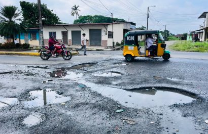 Desbordamiento de aguas residuales afecta el tránsito en la calle Guayas, sector Nueva Concordia, en Santo Domingo