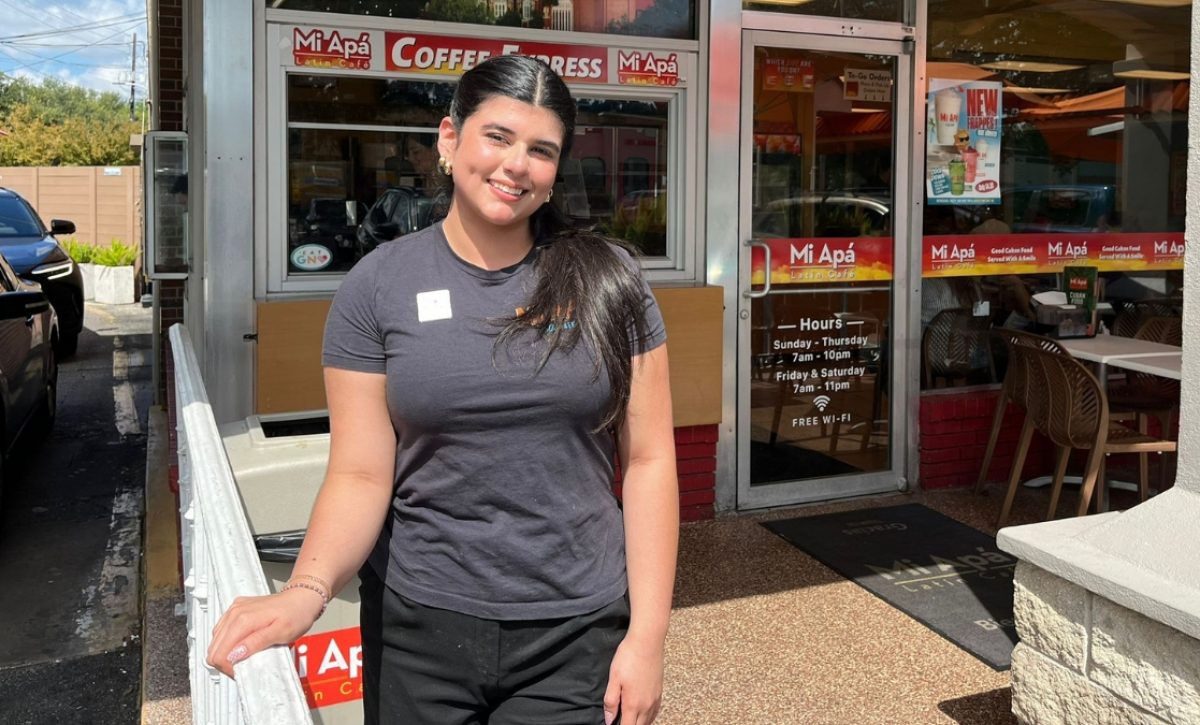 Desde su puesto de trabajo, Maripaz Cedeño comparte un pedazo de su identidad ecuatoriana en el restaurante Mi Apa Latin Café, punto de encuentro de la comunidad migrante. (Kike Perdomo)