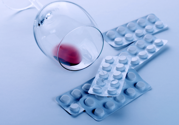 Alcohol y medicamentos: un peligroso vínculo que puede afectar tu salud