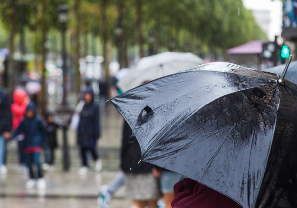 Cuenca enfrenta lluvias y clima frío este miércoles, mientras la Costa disfruta de sol