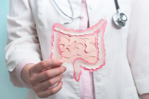 Cinco hábitos que podrían reducir a la mitad tu riesgo de diverticulitis, una enfermedad intestinal