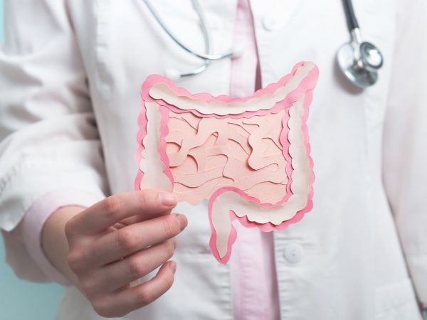 Cinco hábitos que podrían reducir a la mitad tu riesgo de diverticulitis, una enfermedad intestinal