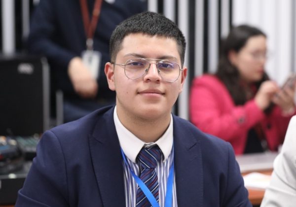 Dominique Serrano, el asambleísta más joven de la historia de Ecuador, trabaja en la Asamblea Nacional junto a varios familiares. (AN).