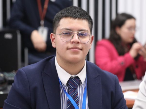 Dominique Serrano, el asambleísta más joven de la historia de Ecuador, trabaja en la Asamblea Nacional junto a varios familiares. (AN).