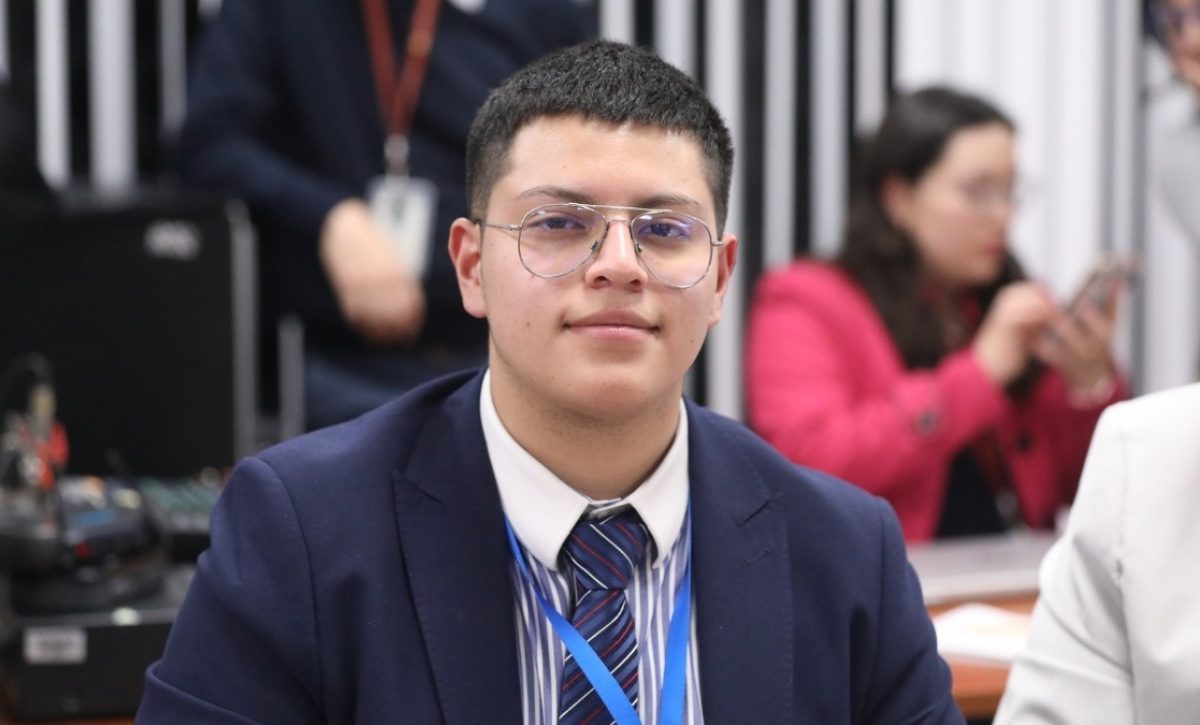 Dominique Serrano, el asambleísta más joven de la historia de Ecuador, trabaja en la Asamblea Nacional junto a varios familiares. (AN).