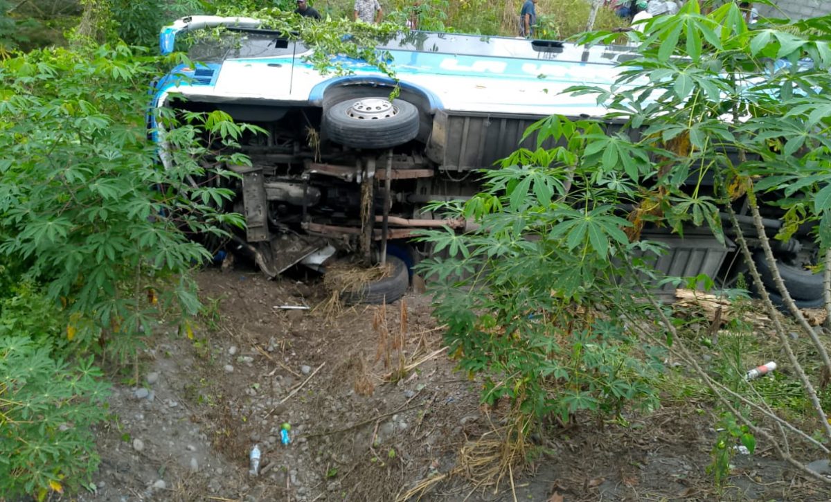 Dos buses, uno de la cooperativa de transporte La Unión, se vieron involucrados en un accidente de tránsito la mañana de este martes 17 de abril de 2025.
