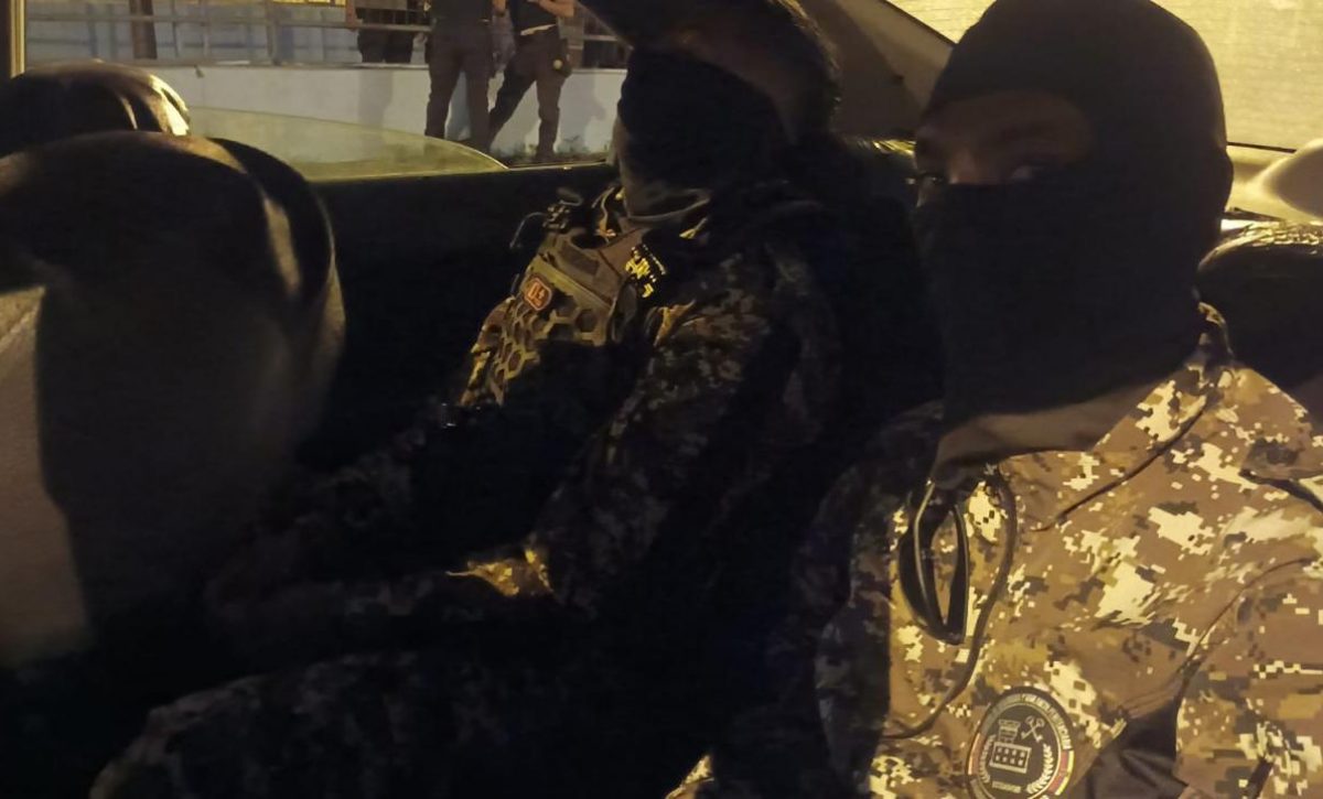 Dos guías carcelarios de la Penitenciaría del Litoral, en Guayaquil, quedaron detenidos tras ser sorprendidos con objetos prohibidos y en actitud sospechosa.