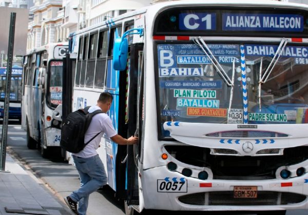 Dos hombres, de 21 y 50 años, resultaron asesinados a balazos dentro de un bus de servicio urbano en Guayaquil.