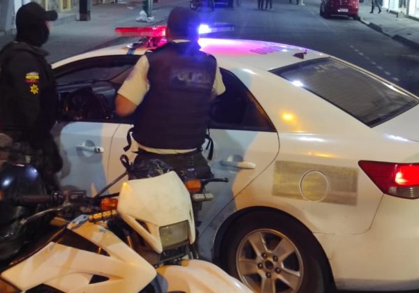 Dos personas, un hombre y una mujer de aproximadamente 40 años, resultaron asesinadas a tiros en el parque central de Yaruquí,