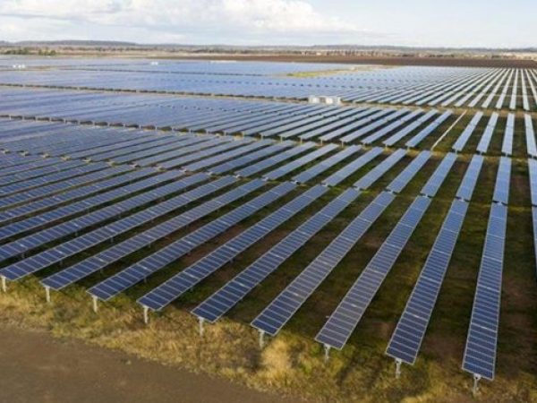 La energía fotovoltaica es la tecnología que permite transformar la luz solar directamente en electricidad, mediante el uso de paneles solares.