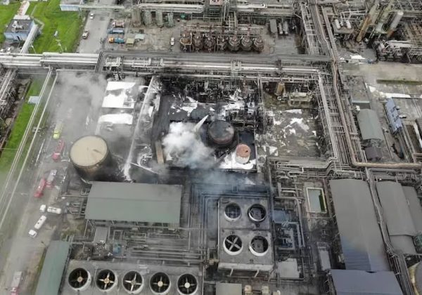 EP Petroecuador declaró en emergencia, por 60 días, la operación de la Refinería Esmeraldas tras un incendio registrado el 26 de mayo.