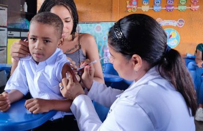 Ecuador actúa con firmeza ante brotes de tosferina y fiebre amarilla vacunación ampliada y controles reforzados