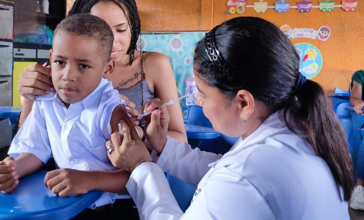 Ecuador actúa con firmeza ante brotes de tosferina y fiebre amarilla vacunación ampliada y controles reforzados