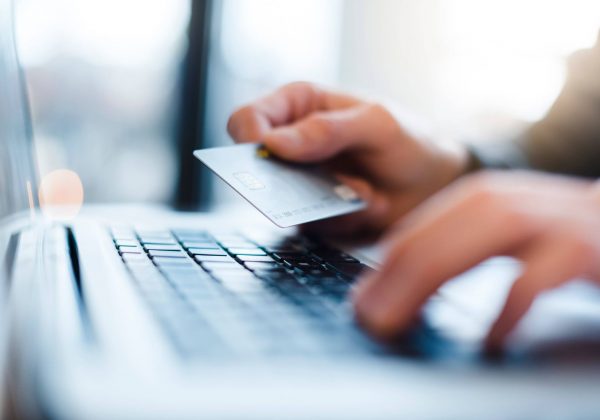 Ecuador avanza en pagos digitales, aunque el efectivo sigue liderando transacciones