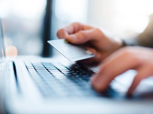 Ecuador avanza en pagos digitales, aunque el efectivo sigue liderando transacciones