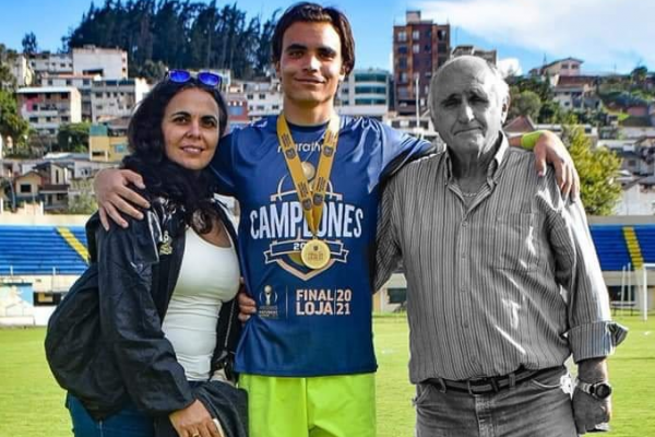 Eduardo Bores Jr. junto a sus padres, tras conseguir el ascenso en el 2021 con Libertad.